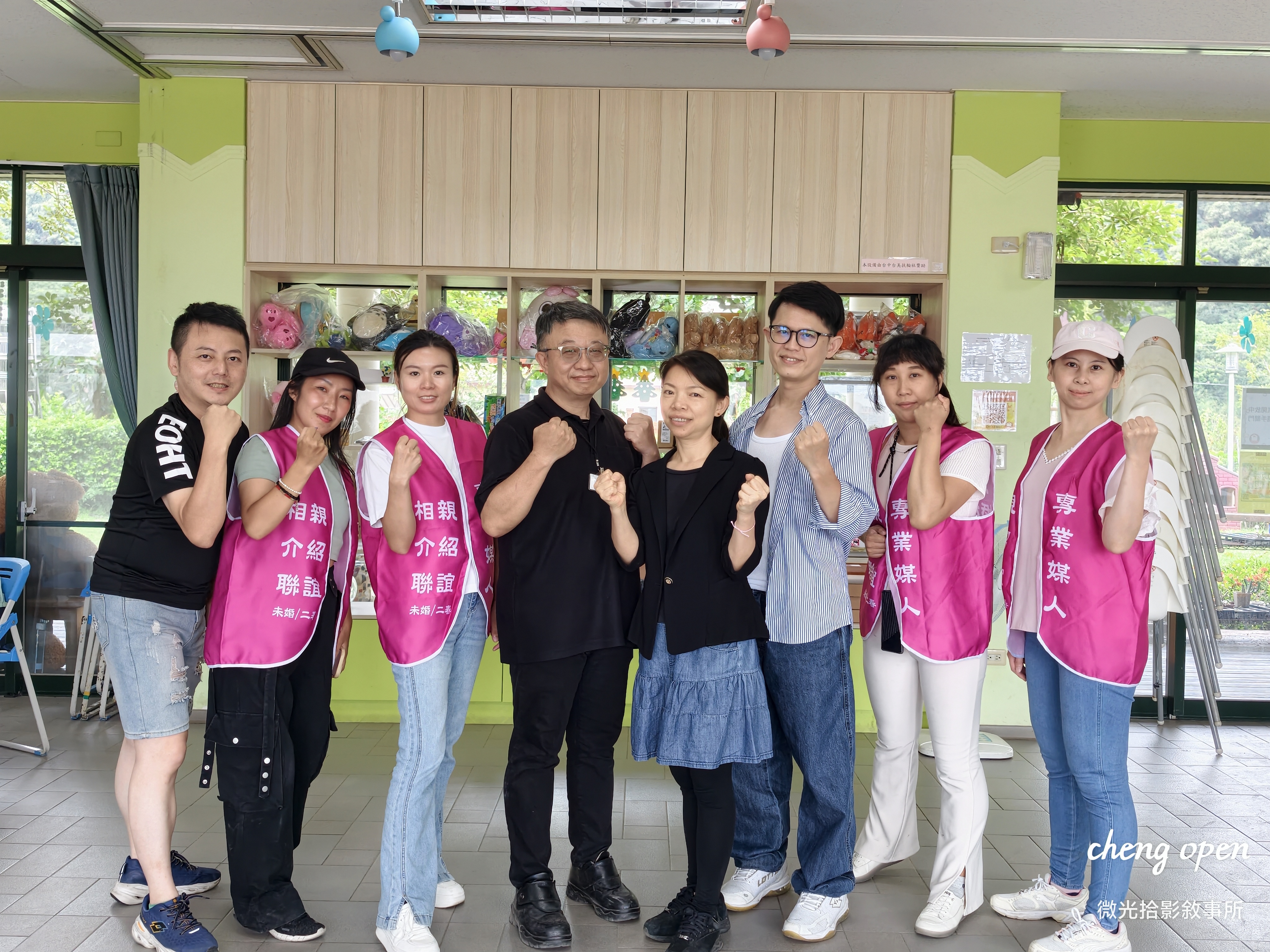 ▲ 唐果老師婚姻介紹所團隊與各協辦夥伴齊心合影，攜手傳遞「愛從善意開始」的理念/微光拾影敘事所 攝