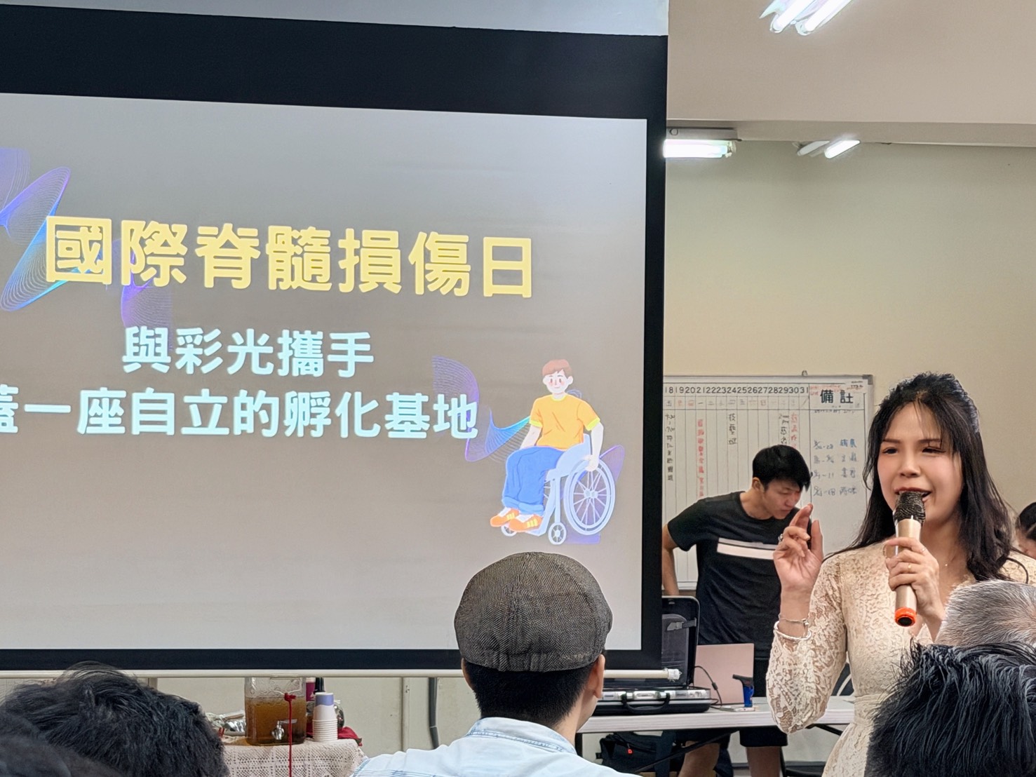 ▲ 主持人：財團法人臺中市彩光脊髓社會福利基金會 公關長 怡華姐 （照片來源 / 財團法人臺中市彩光脊髓社會福利基金會 公關長 怡華姐）