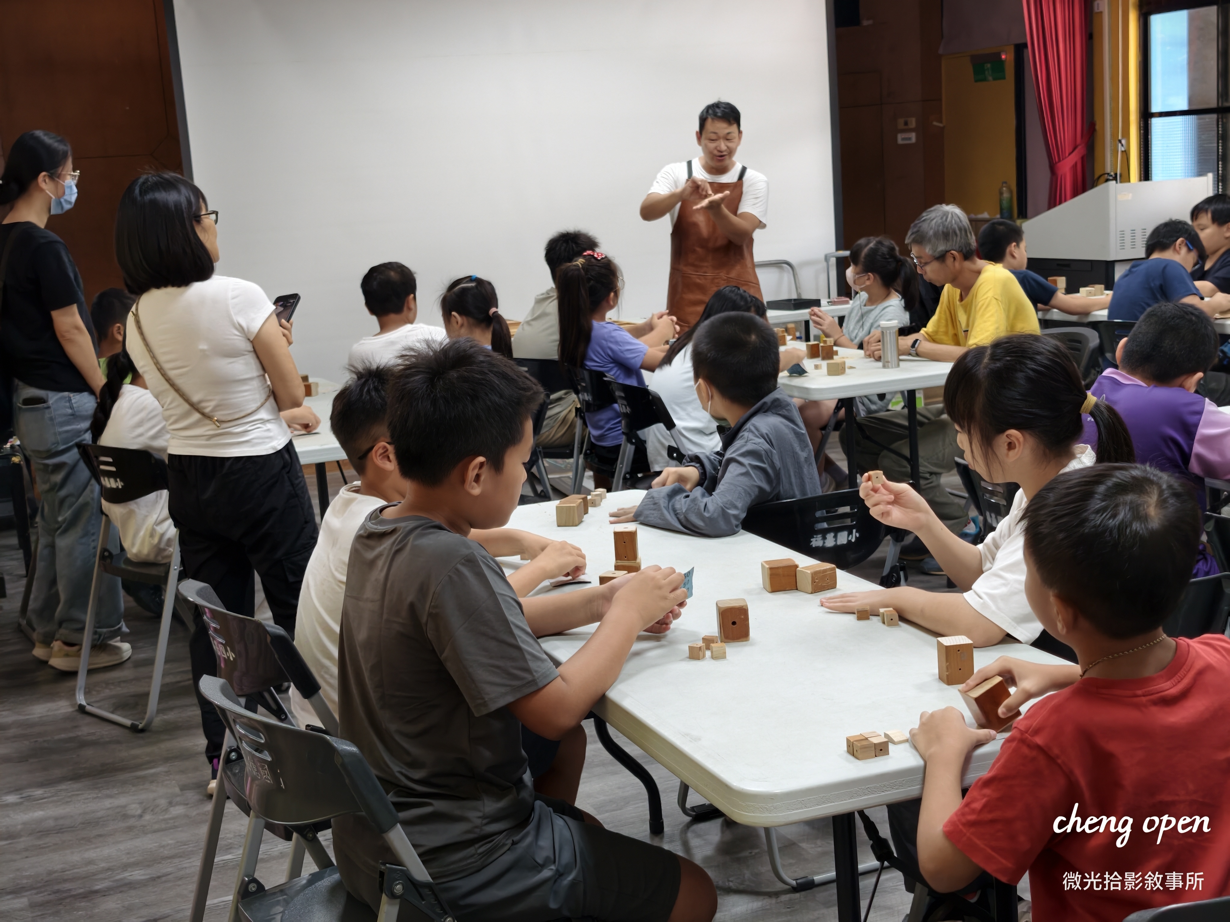 沁木手作在苗栗福基國小教室示範木偶教具組裝教學現場