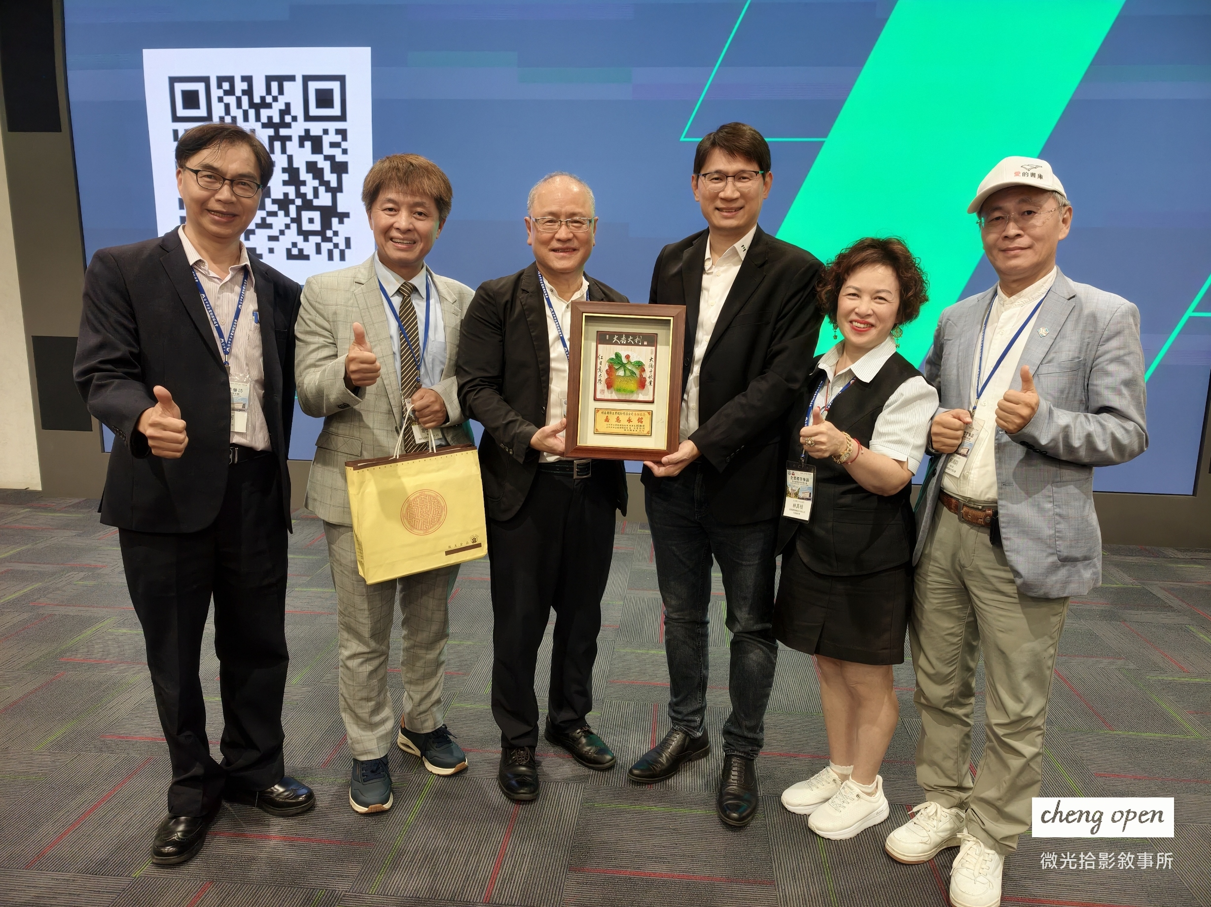 ▲ 參訪團代表致贈感謝牌座予明昌國際總經理陳琮仁(右三),肯定明昌團隊深耕智慧製造、培育在地人才與放眼全球的標竿風範。