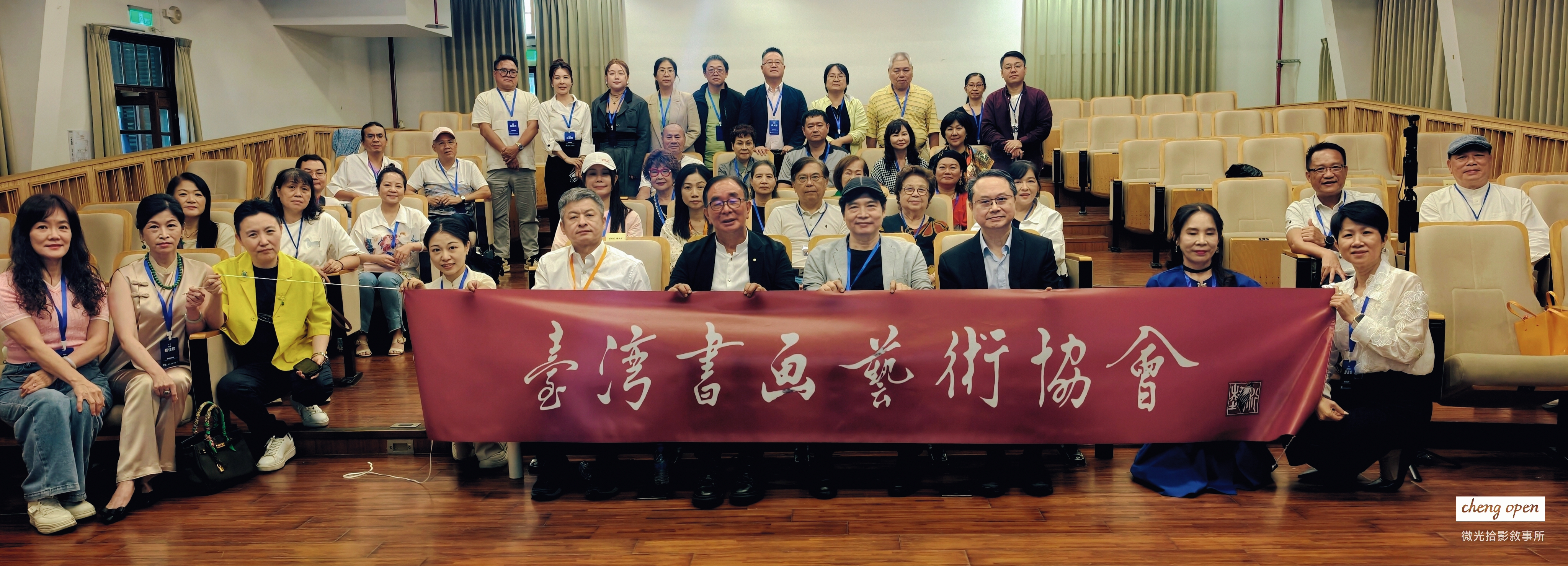 ▲ 臺灣書畫藝術協會與吳春山董事長合影留念，為本次講座畫下溫暖圓滿句點。 （圖／微光拾影敘事所 攝）