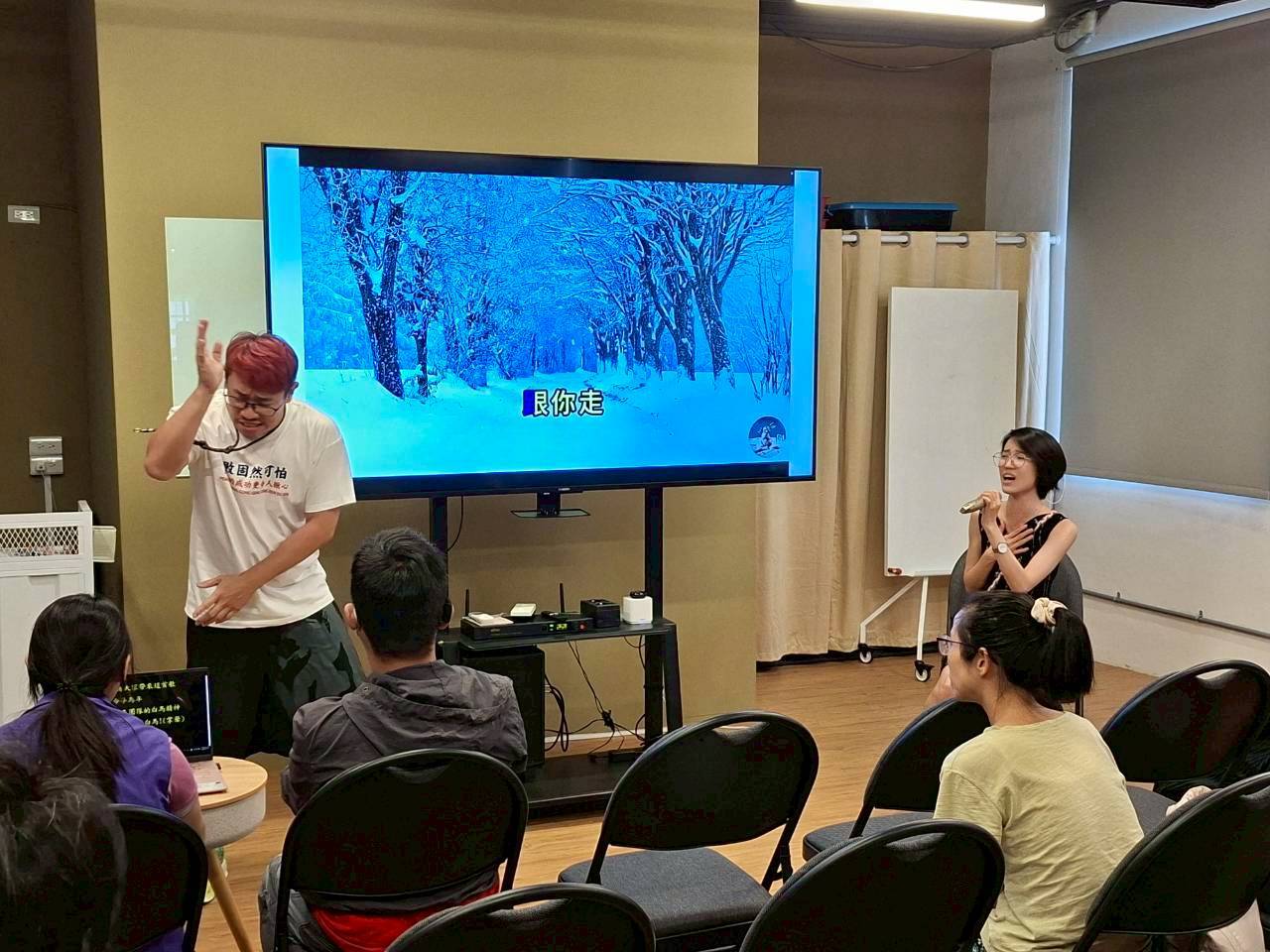 會員大會以獨特的手語表演吸引參與者目光