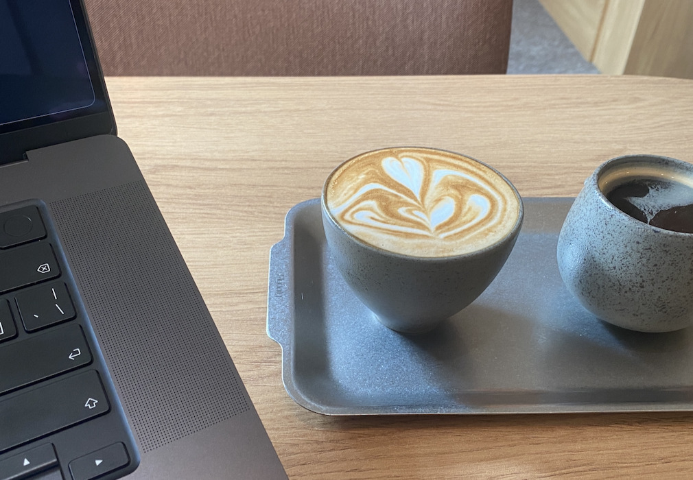 ▲ 數位遊牧看似獨自面對螢幕，實則是為了更精準地與世界連結。我在員林的咖啡廳，寫下對人際關係的全新體悟。（攝影／記者施睿皇）