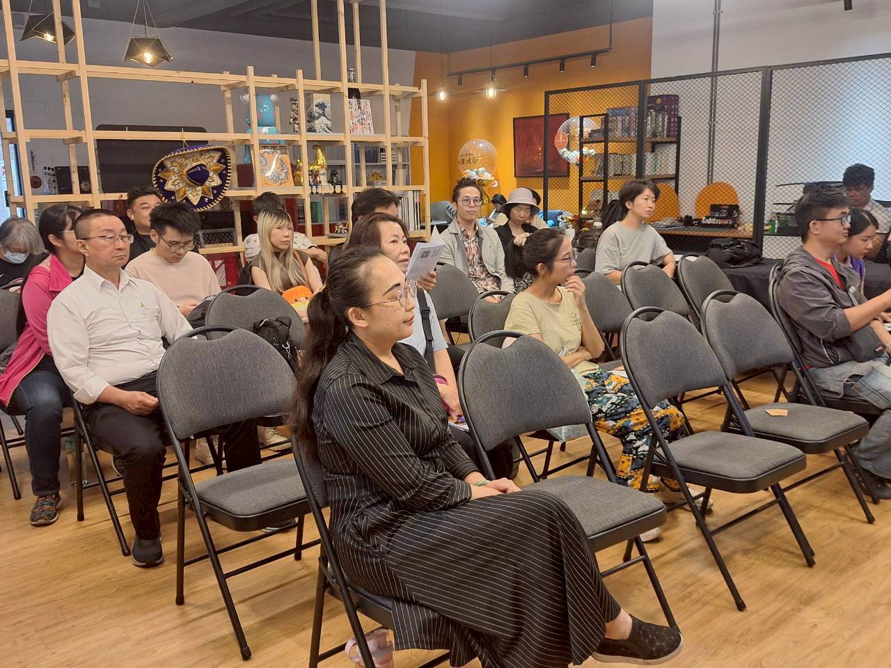 會員大會的參與者認真投入聆聽的情況