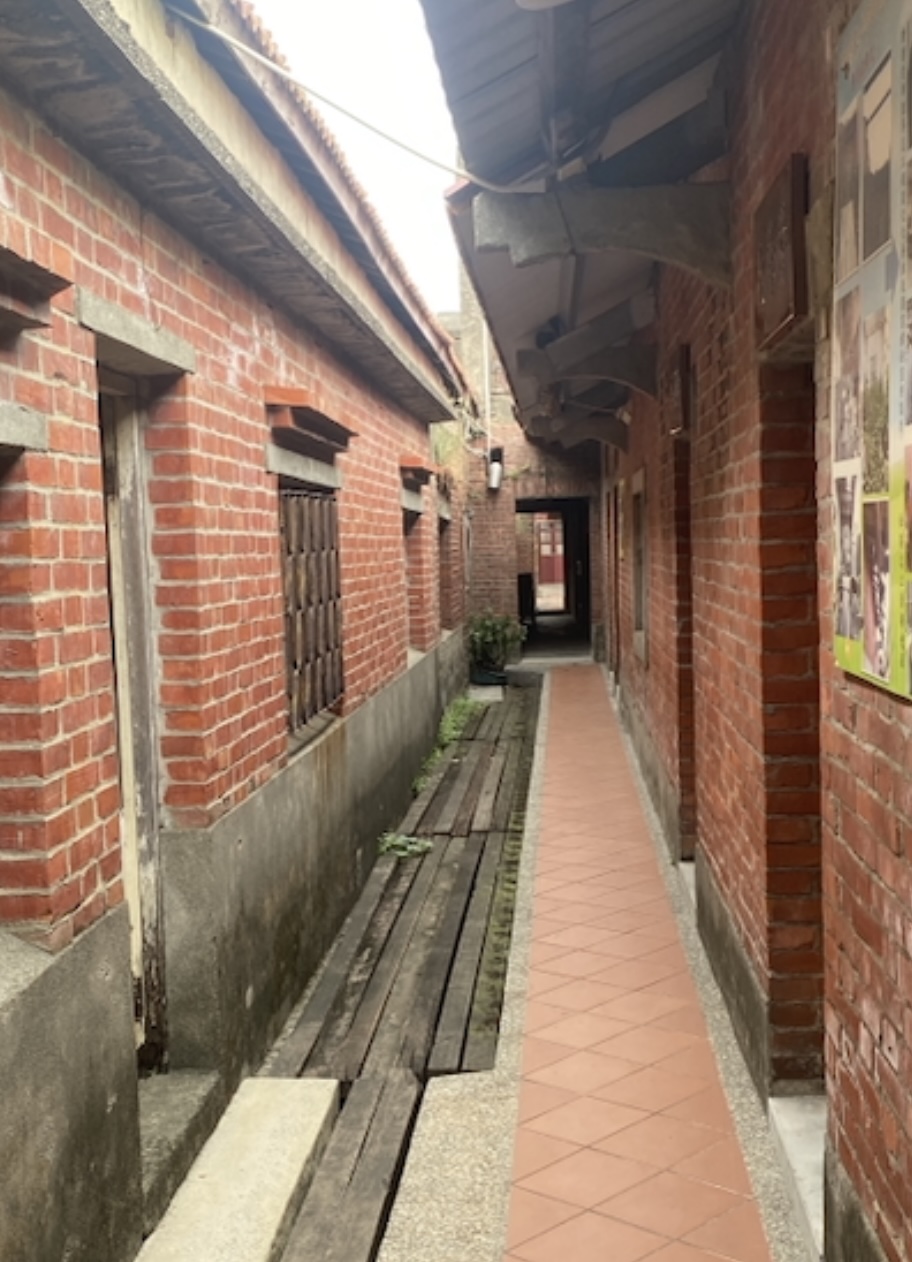 廍子社區保留完整的三合院長廊，這裡的一磚一瓦都是長輩最熟悉的生活場景。