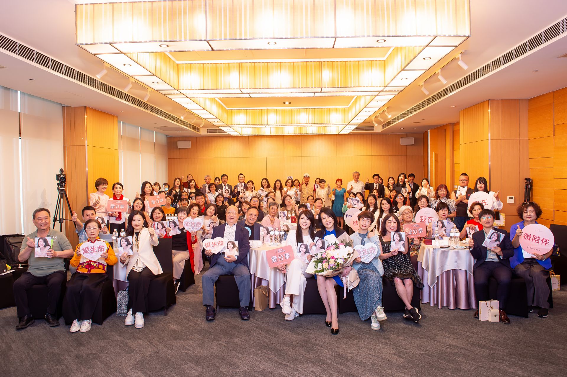 【微陪伴運動起跑】蕭宜佳與貴賓合影，倡議從每天10分鐘高品質陪伴開始實踐。