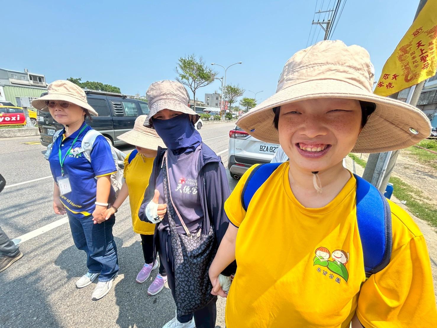 天使主動與民眾互動