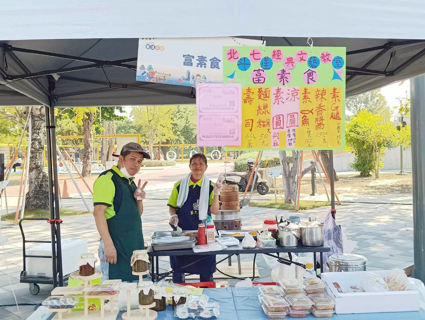 街角的溫暖風景：左邊是俊嘉爸爸，右邊是俊嘉媽媽
