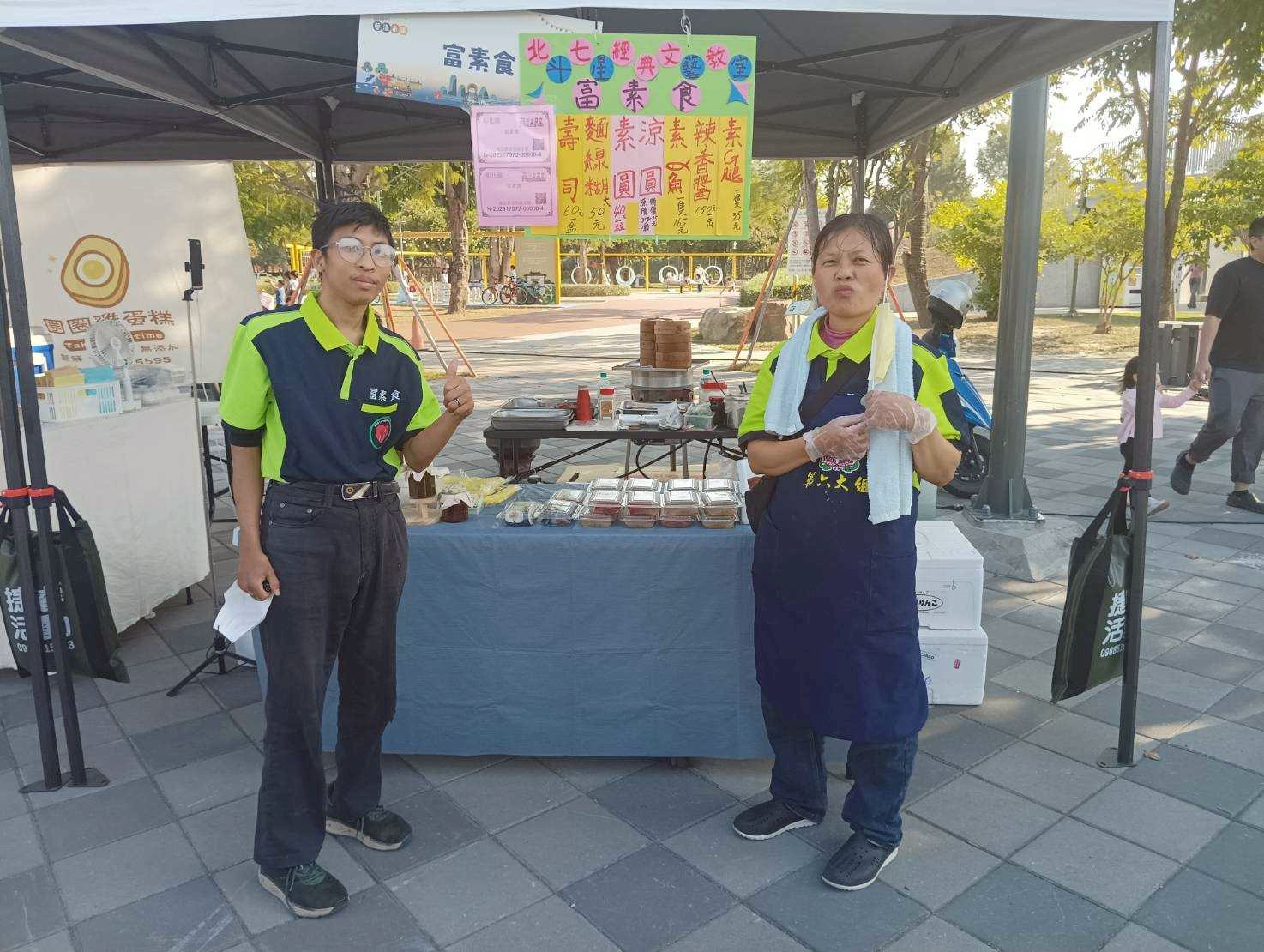 街角的溫暖風景：左邊是俊嘉（本人），右邊是俊嘉媽媽 (照片由來 俊嘉媽媽提供)