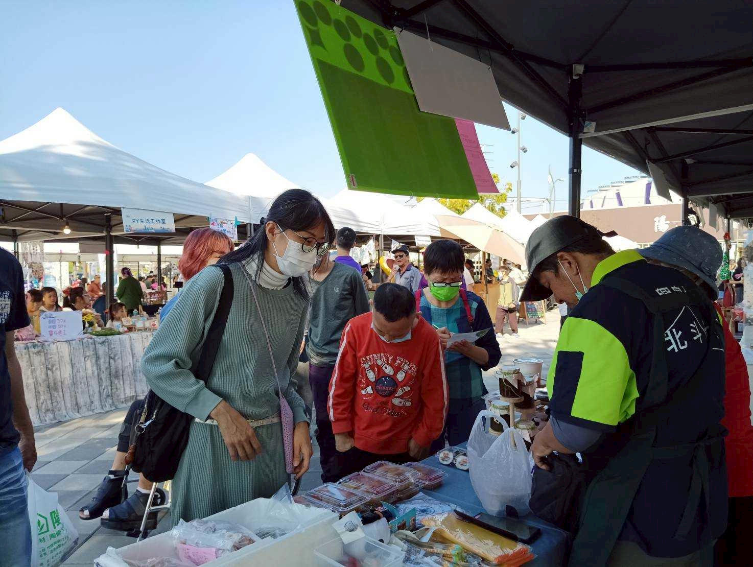 街角的溫暖風景：右邊是俊嘉爸爸 (照片由來 俊嘉媽媽提供)