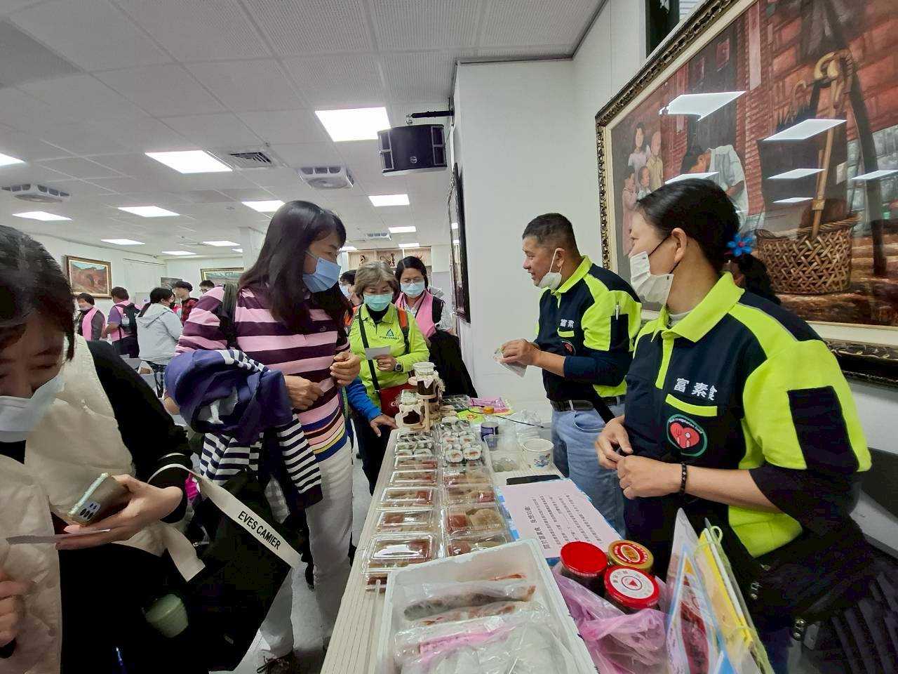 參加身障創業成果展，右邊是俊嘉爸爸＆媽媽（照片由 台灣共創技藝發展協會）