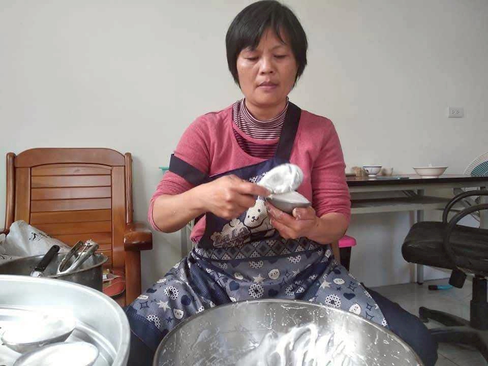 手作的溫度：媽媽俐落的雙手，承載著對家庭的責任與對孩子的愛，每一顆涼圓都是她親手製作的心意。(照片 俊嘉媽媽)