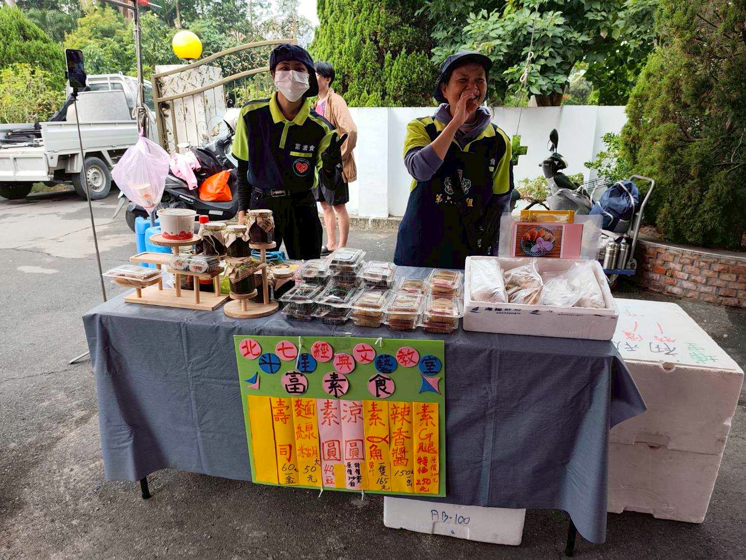 街角的溫暖風景：左邊是俊嘉（本人），右邊是俊嘉媽媽 (照片由來 俊嘉媽媽提供)