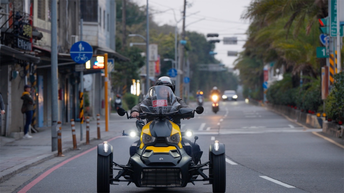 ▲ 身障者最渴望的是自由，靠著身體與意志的雙重考驗，才能通過大型重型機車考駕。_圖片提供 公視