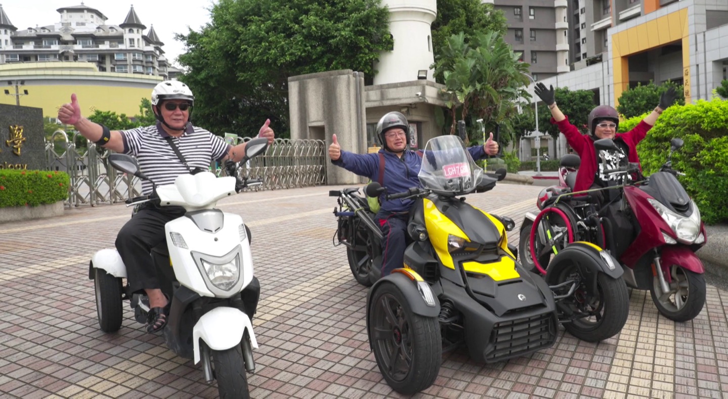 ▲ 李坊良（圖中）嚮往風中馳騁的速度感，在取得重機駕照後，與身障車友合租重機圓夢上路。_圖片提供 公視
