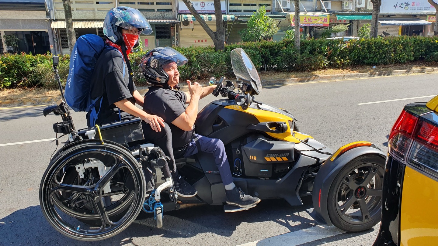 ▲ 行無礙資源推廣協會總幹事許朝富（圖右）與妻子自淡水騎重機南下到嘉義推廣身障重機考照。_圖片提供 公視