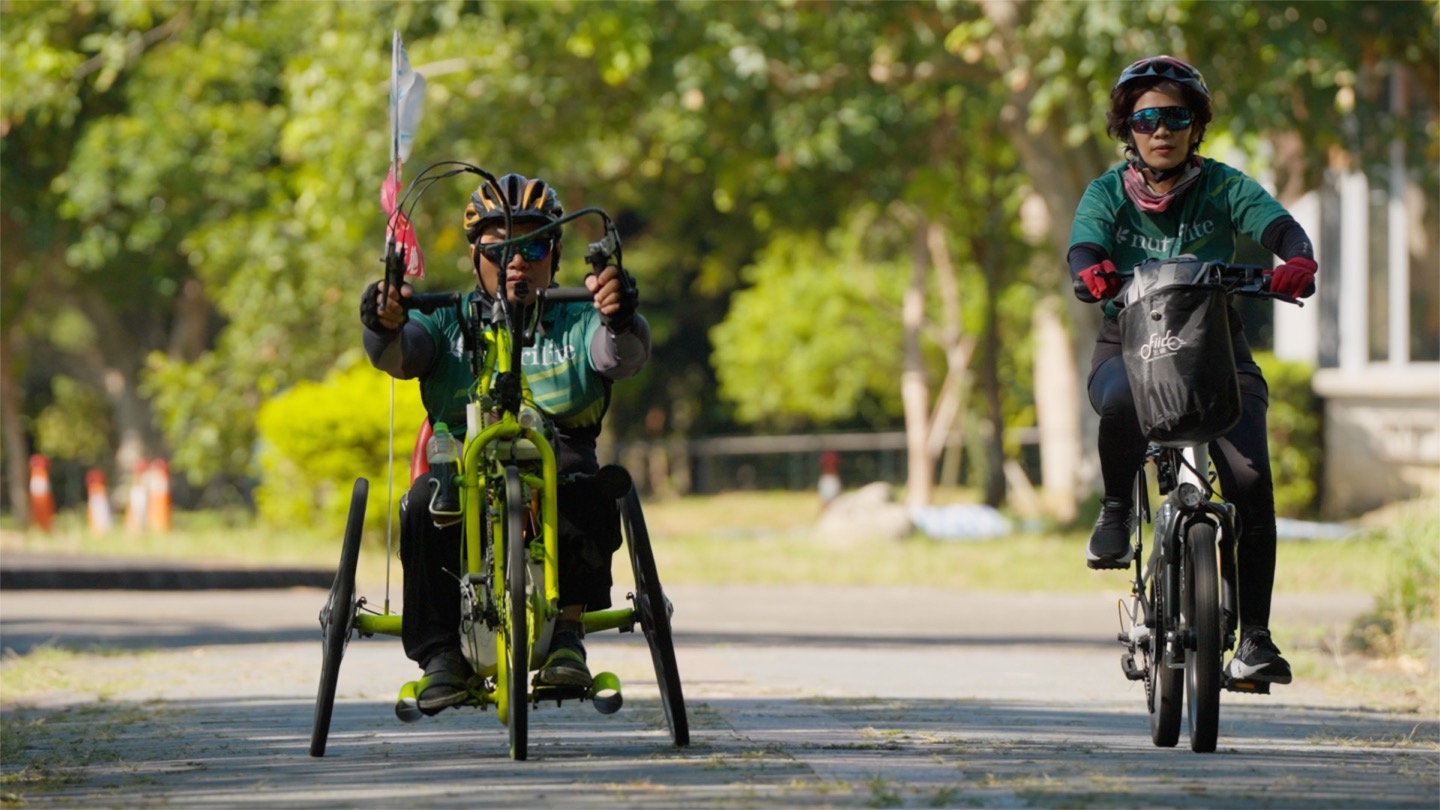 ▲ 李坊良（圖左）自里長退休後，常與跟太太（圖右）一同去騎手搖車訓練體能。太太佩服李坊良：「這麼大的年紀都還是這麼好學。」_圖片提供 公視
