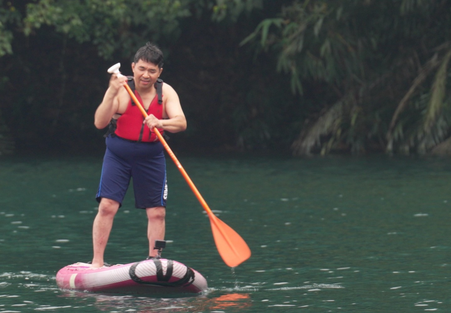 （圖：教練細心引導林家興，兩人在磨合與溝通中展現了「教學相長」的雙向陪伴。 / 圖片提供：公視）