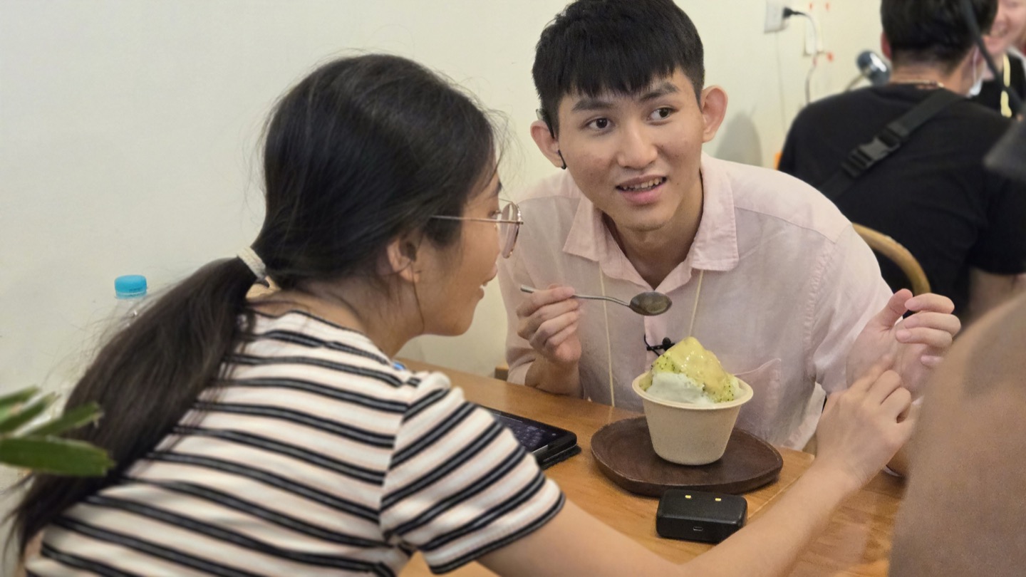 （圖：明眼夥伴在黃靖騰的手上寫注音溝通，展現跨越障礙的多元溝通可能。 / 圖片提供：公視）