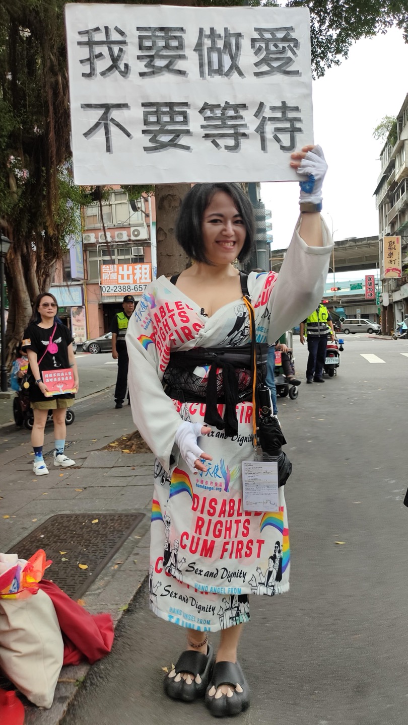 《極樂世界之好好出門》最終回 直視精神障礙者的艱難與光亮。奶姬加入手天使，為了想要改變這個社會，開始重新走入人群。(圖片提供 公視)