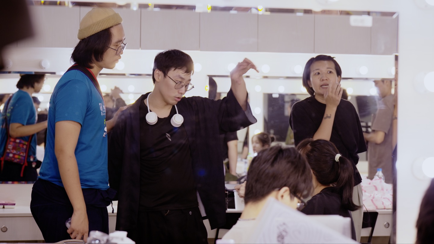 劇場導演林靖雁（圖中）以舞台劇作品訴說自己解離的經驗。他形容，解離「就像有人與我共用身體」。(圖片提供 公視)