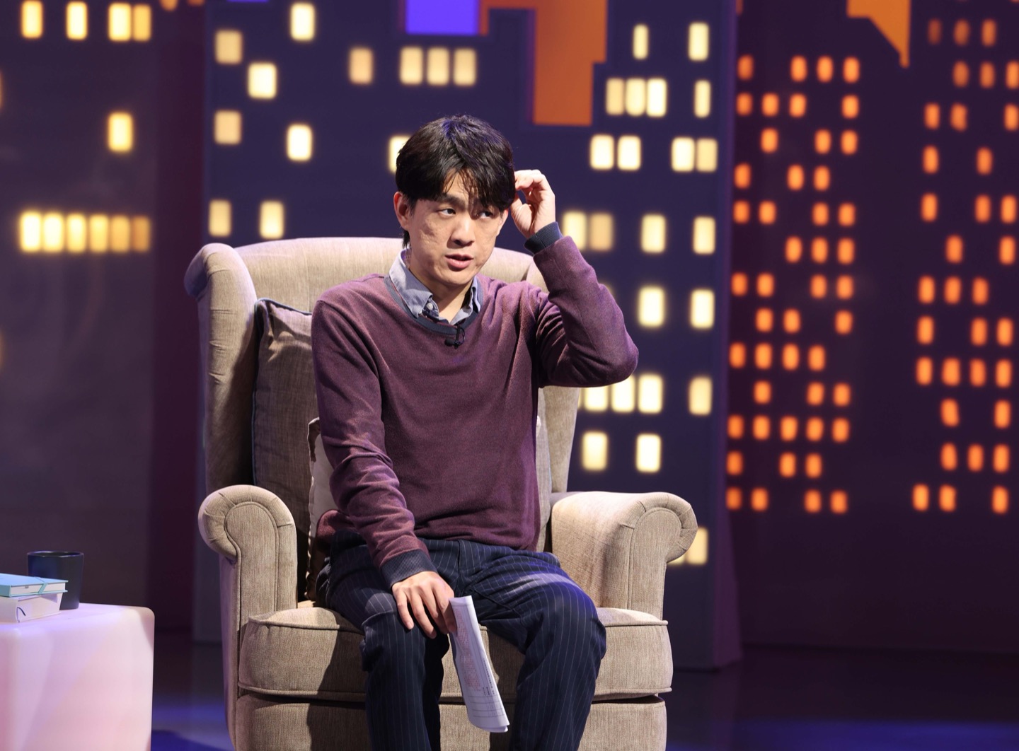 精神科醫師張復舜提供恐慌症發生時，實用的自救方法「五四三二一的著陸法」，其中，透過摸頭髮以觸覺安定情緒。(圖片提供 公視)