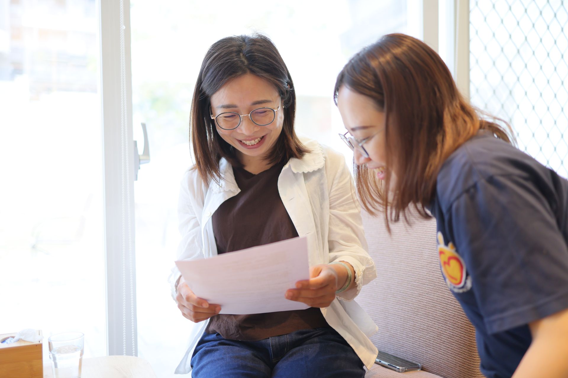 顏平芳與協會人員接受專訪訪談前訪綱審閱