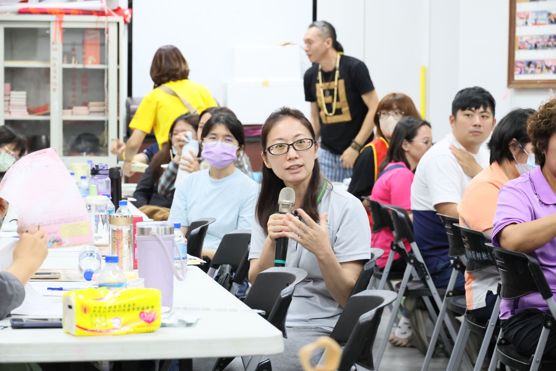 各單位代表在籌備會議中仔細閱讀資料並熱烈討論