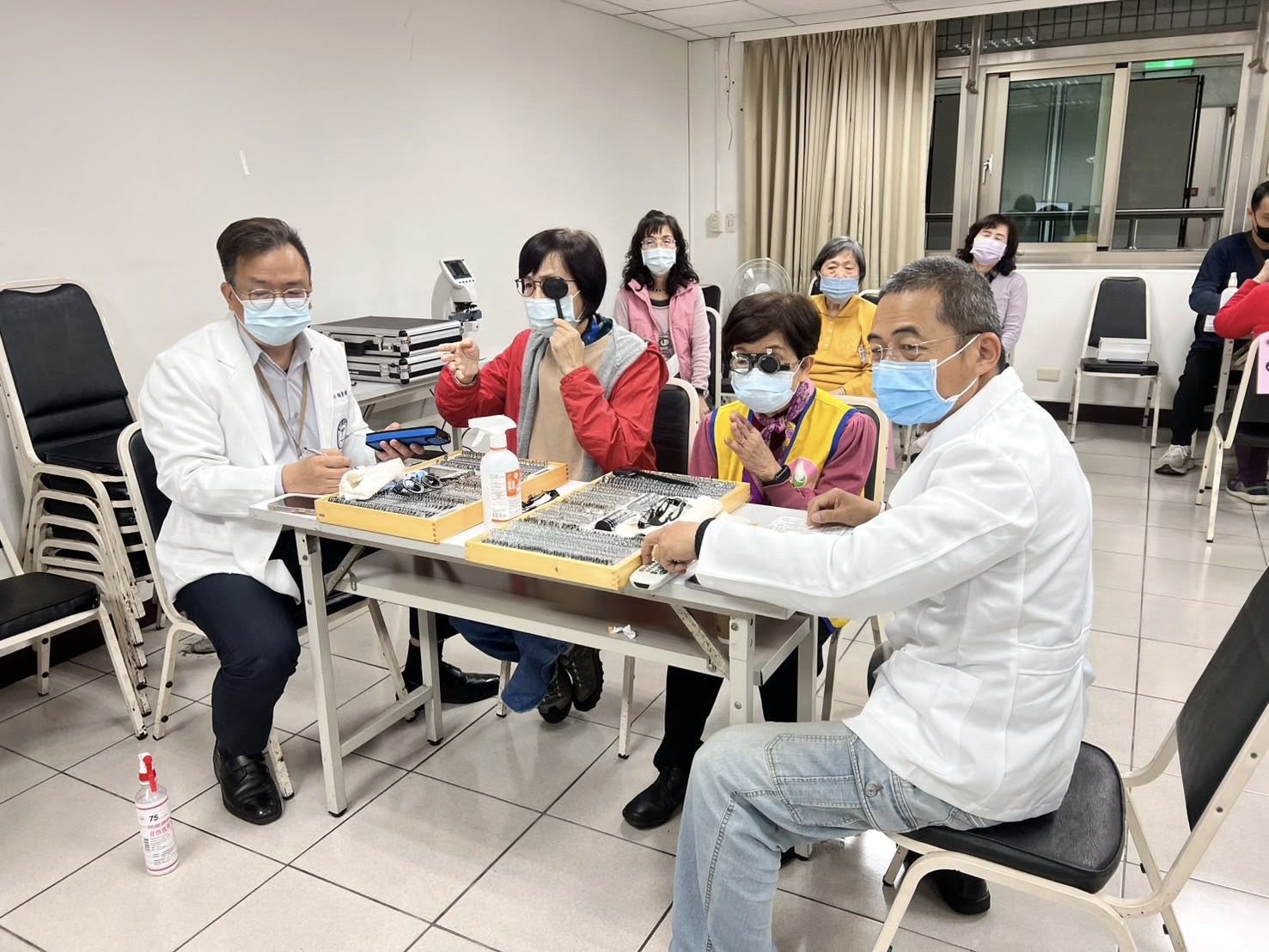 社區義診為社區長輩視力檢查