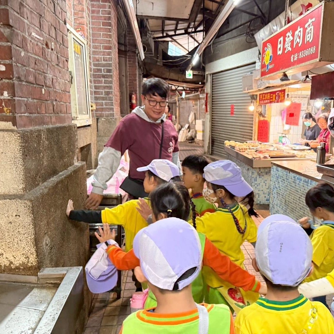 透過市集與活動，讓古老的紅樓與現代生活重新連結，歷史以「活著」的姿態延續。