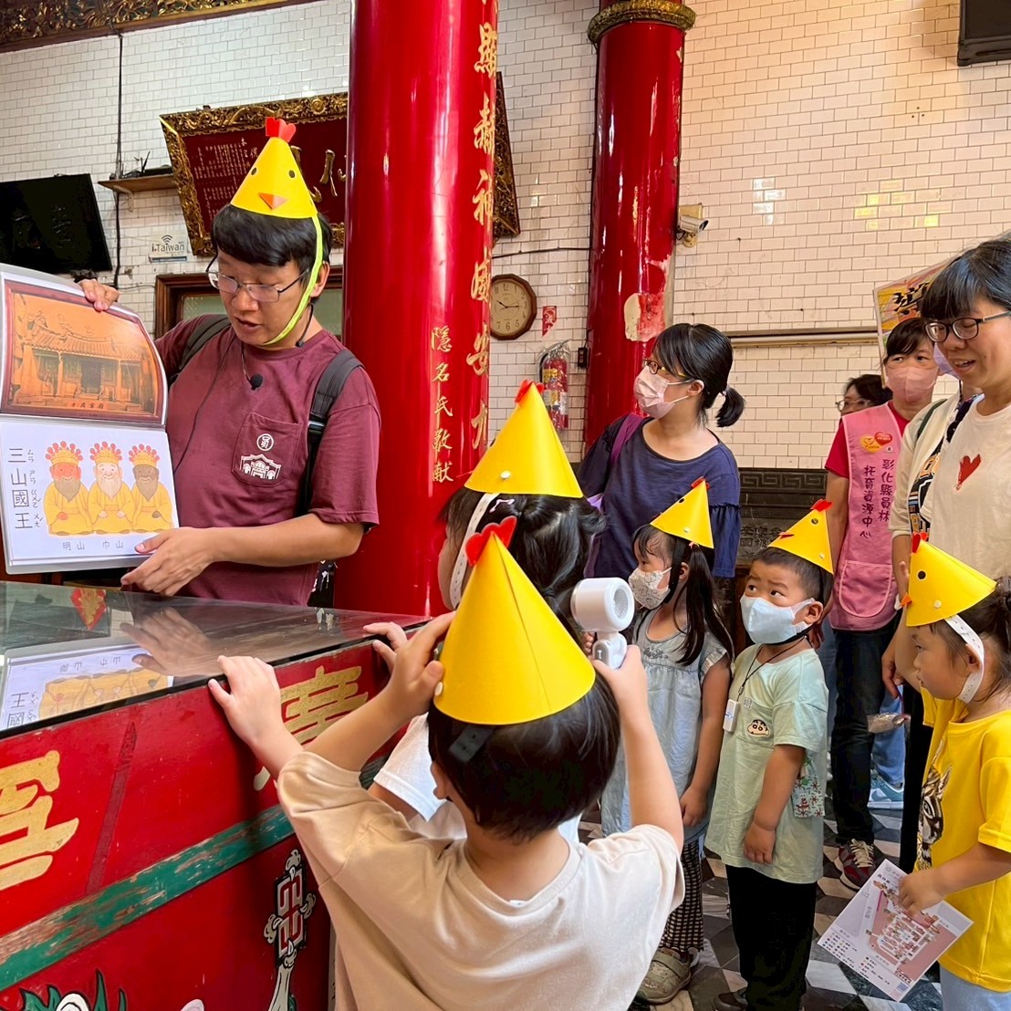 孩子們走出教室，拿著地圖在真實的街道上探索，課本知識瞬間立體了起來。