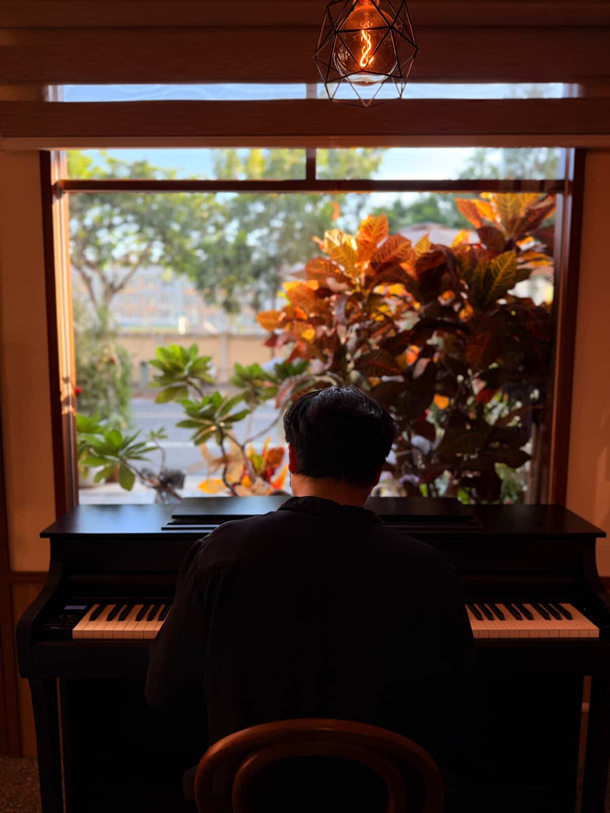 梧桐樹咖啡與員林樂器跨界合作，打造「敢彈就送」的公共鋼琴企劃。（圖片來源／梧桐樹咖啡）