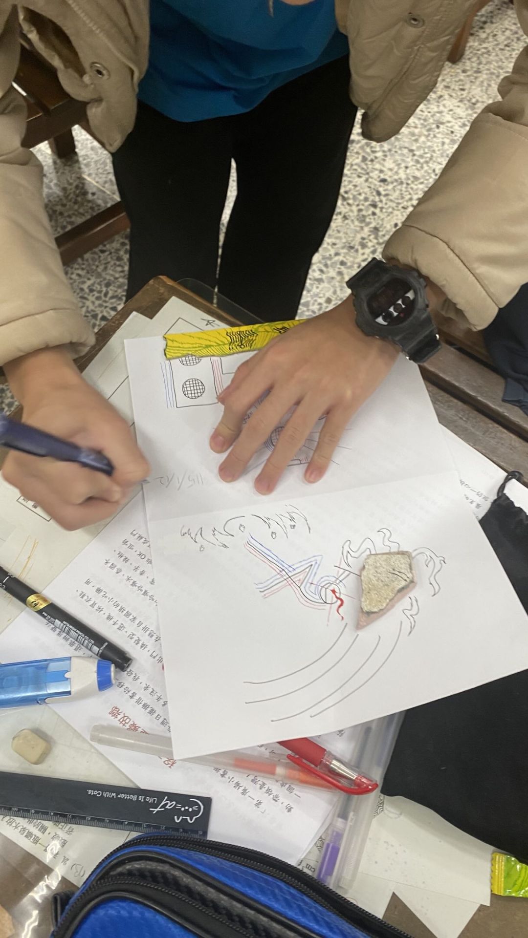 泥土變金粉，濾網變雲朵。孩子們學會了重新定義價值，讓廢棄物也能成為藝術的養分。（圖／記者施睿皇攝）