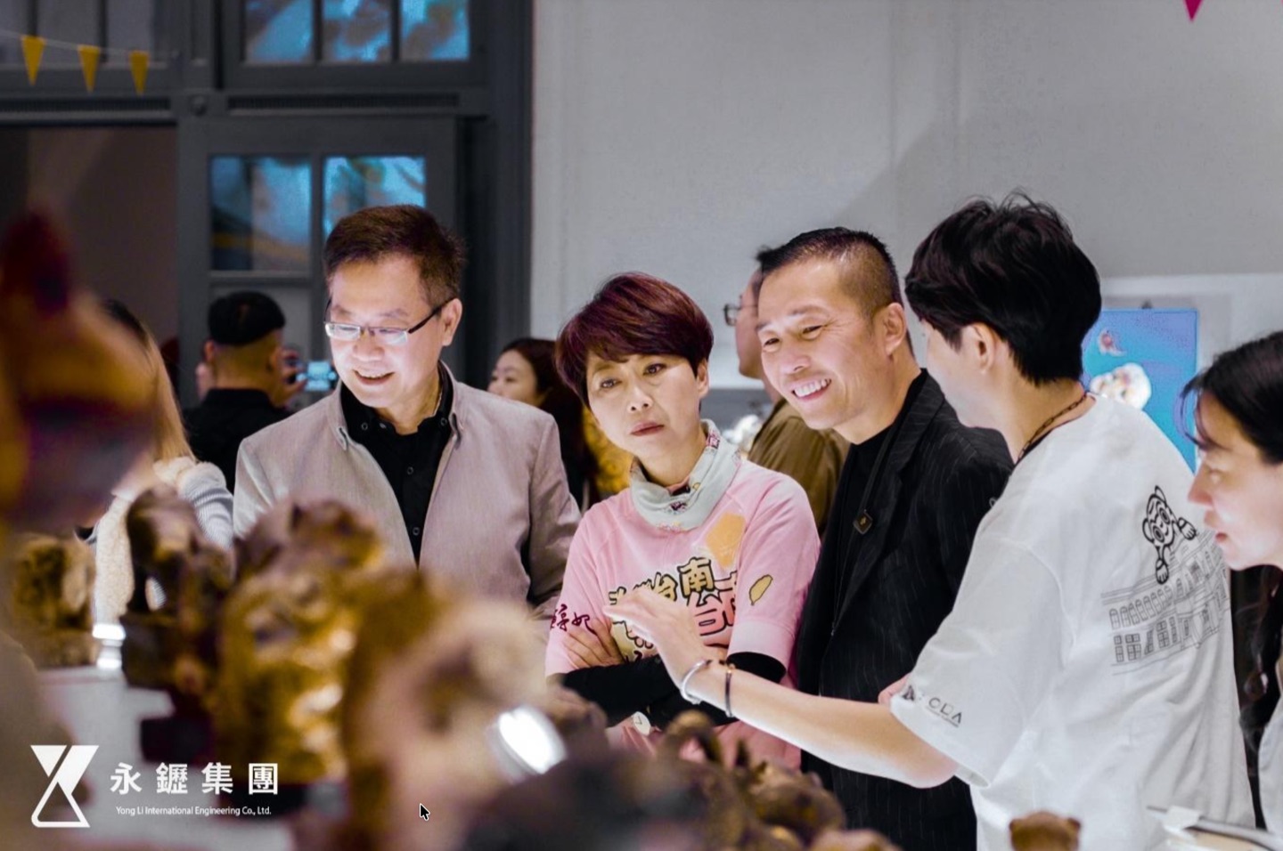 硬體與文化的結合：南美館館長龔卓軍於展區現場向立法委員陳亭妃與永䥶集團董事長郭晉宏說明展覽作品內容，交流展覽脈絡與創作理念。（圖片來源：永䥶集團提供）