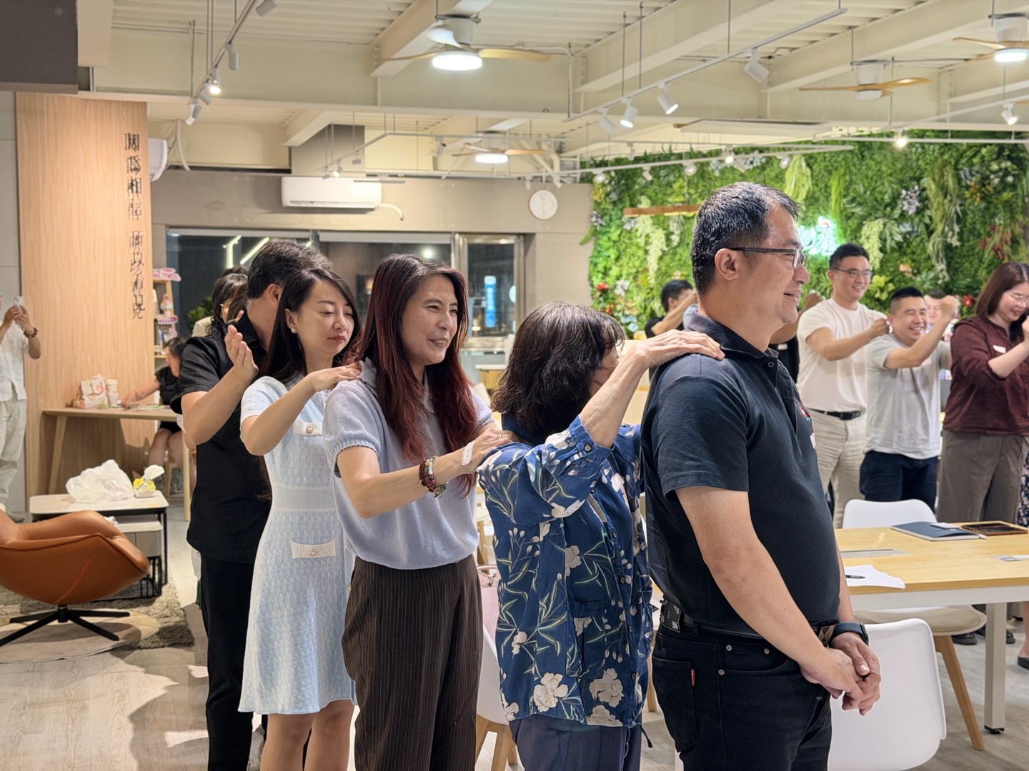 何鴻鈞執行長帶領大家放鬆身心，踏入成人閱讀的領域，並讓彼此用彼此按摩、擁抱開啟序幕（攝影／主辦單位提供）