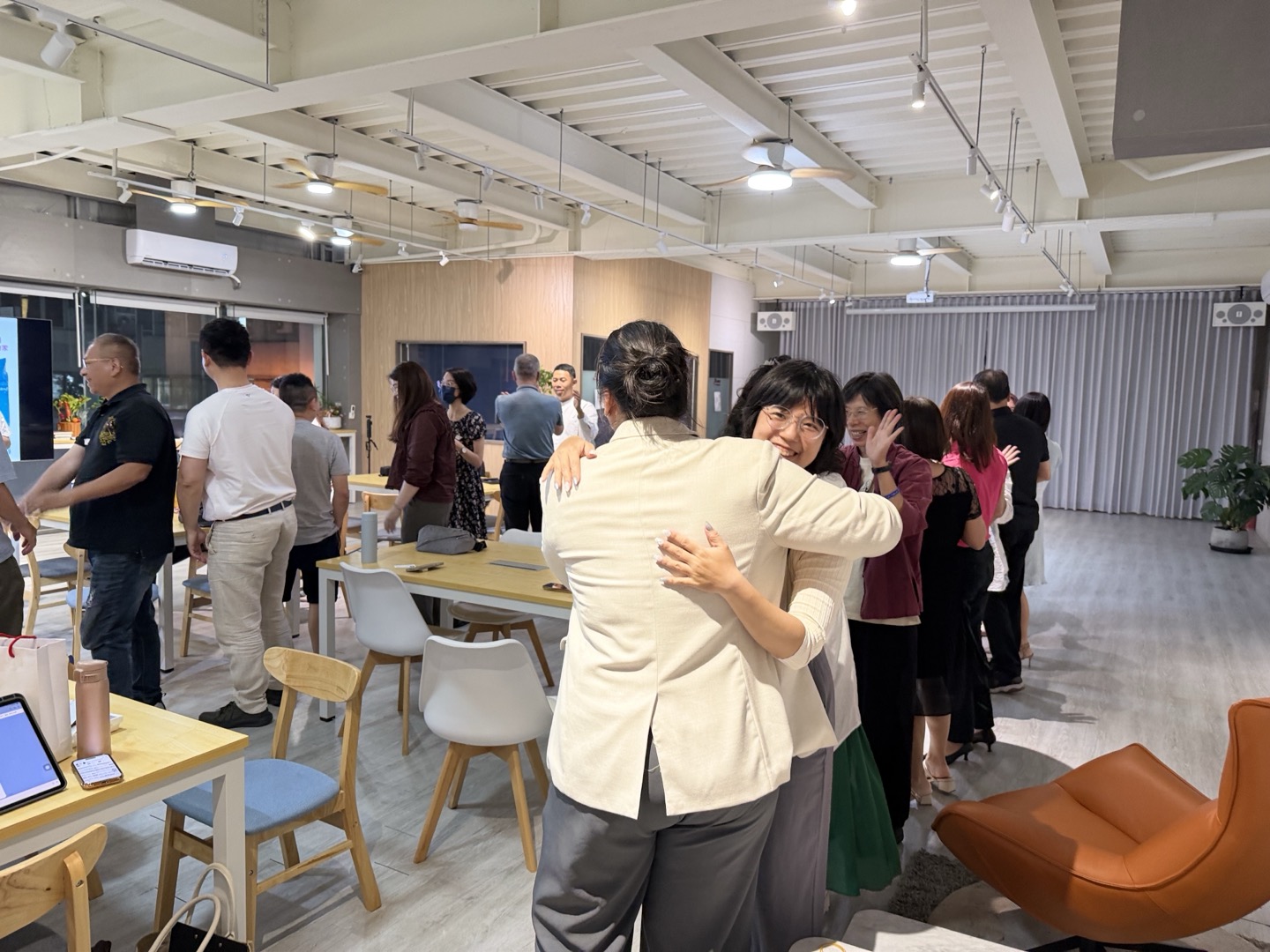 開場用一段互相擁抱破冰，右圖是相信地產的負責人。（攝影/主辦單位提供）