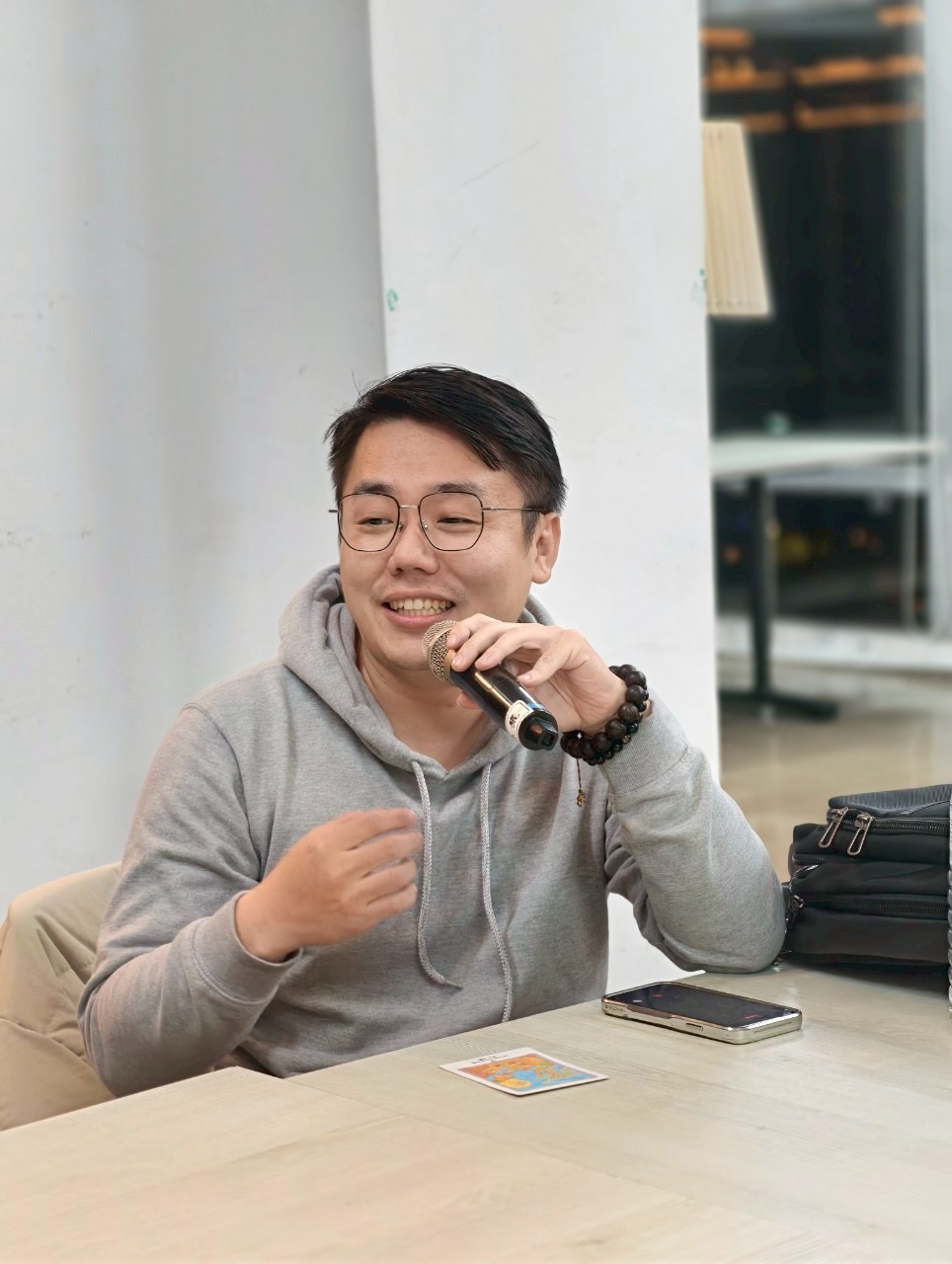 設計師施睿皇將內化的「模組化設計思維」導入寫作，一週內產出七篇深度報導，致力於推廣在地文化與教育。（攝影／施睿皇提供）