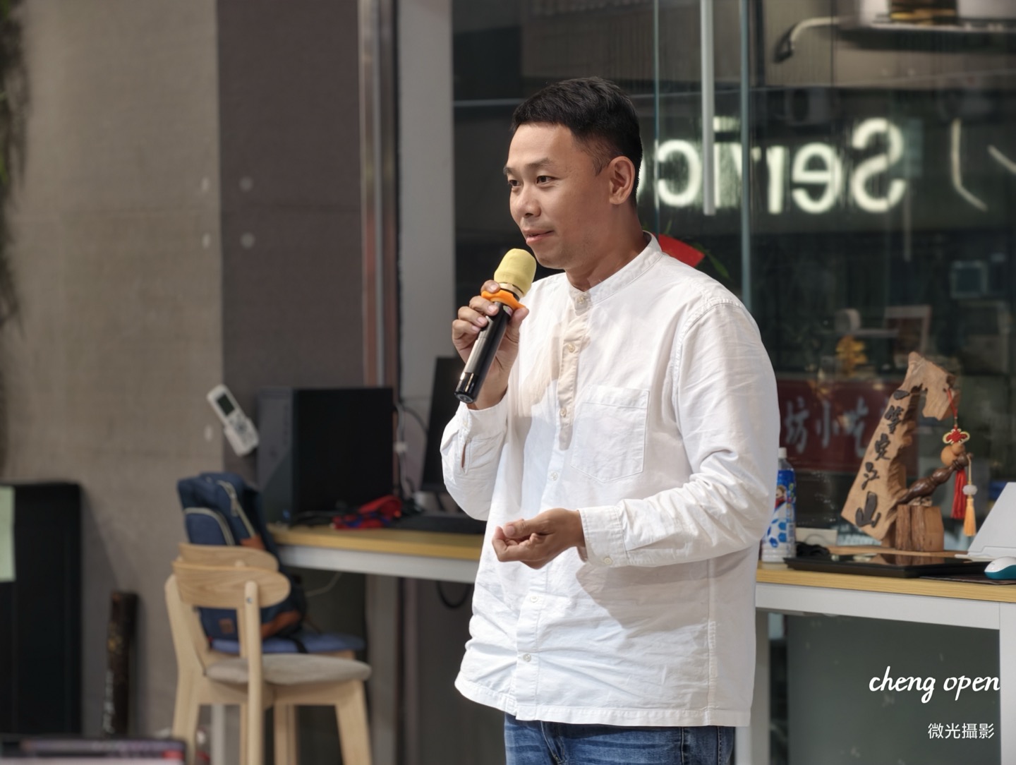 開場用一段互相擁抱破冰，右圖是相信地產的負責人。（攝影/主辦單位提供）