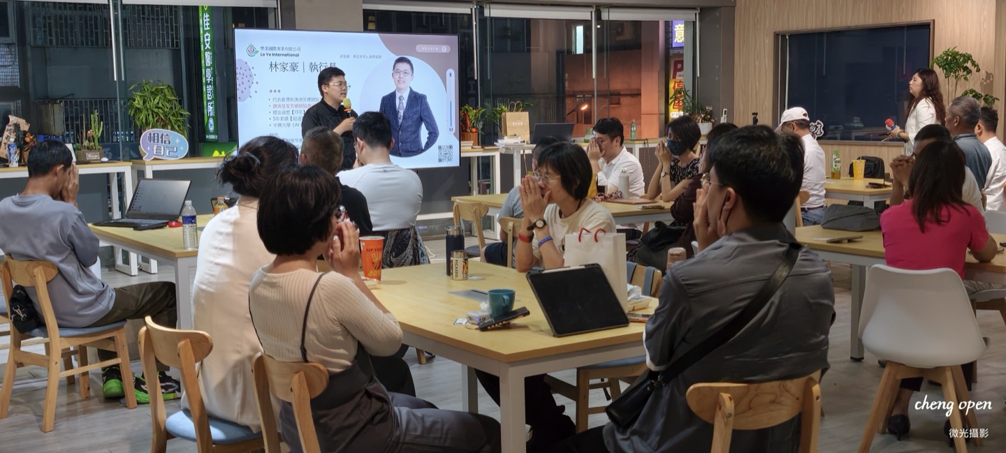 透過精油冥想放下沈重的負擔，重新歸零，由家豪老師引導。（攝影／主辦單位提供）