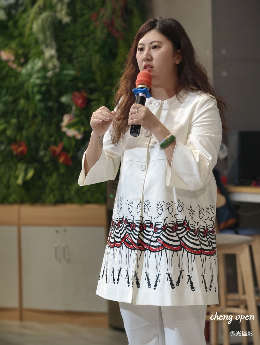 互動畫面：左側是主持人珊珊，右側是現場來賓提問。（攝影／基石華德福提供）