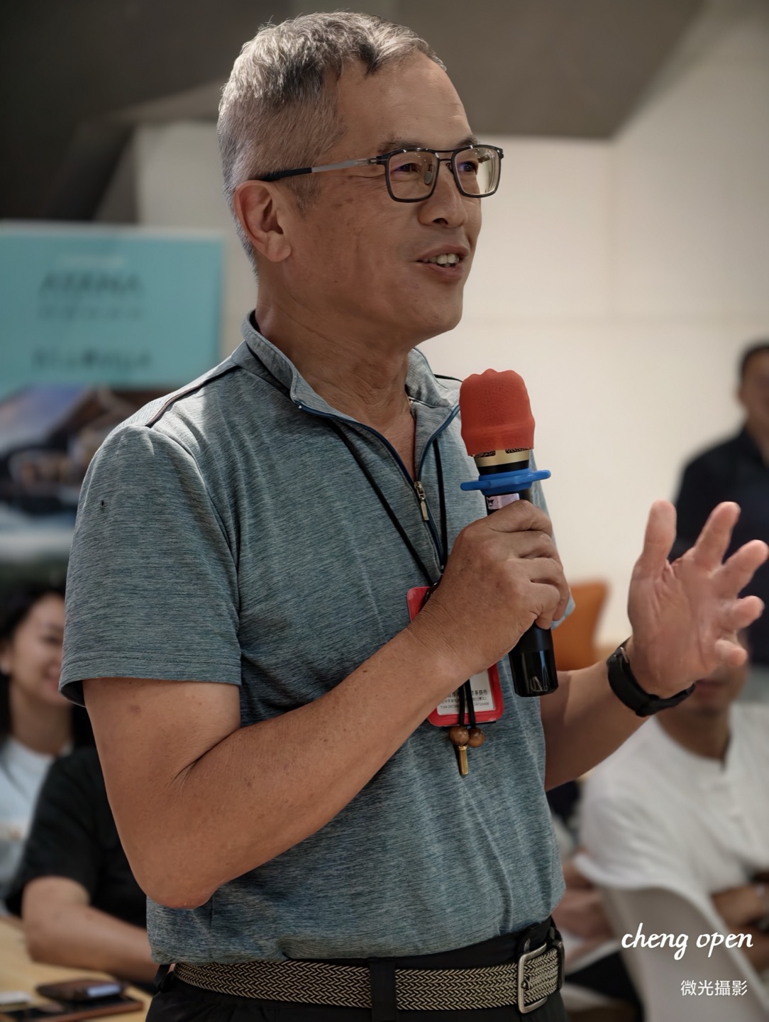 互動畫面：左側是主持人珊珊，右側是現場來賓提問。（攝影／基石華德福提供）