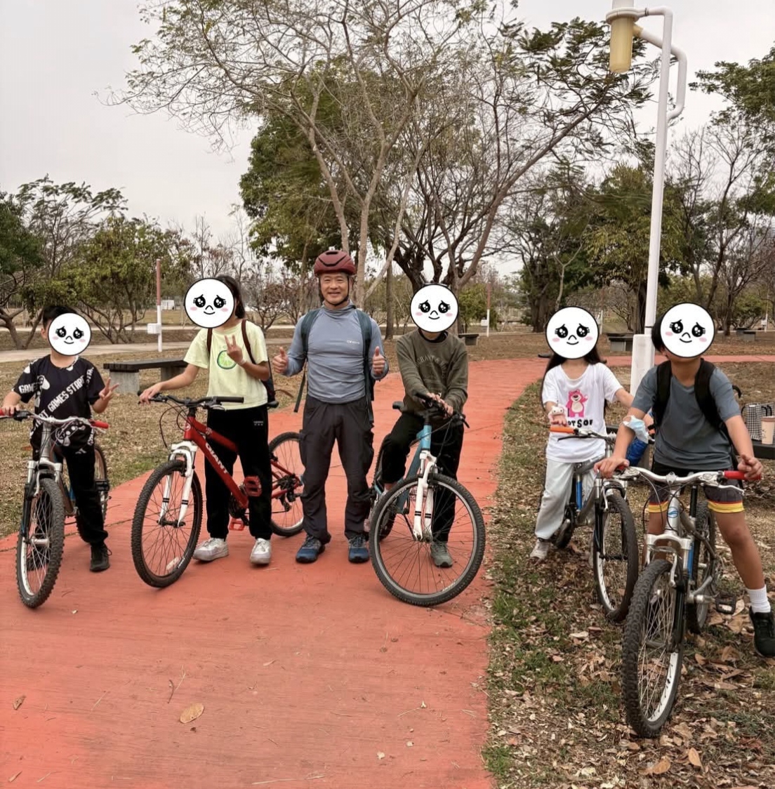 孩子們組成車隊在公路上騎行