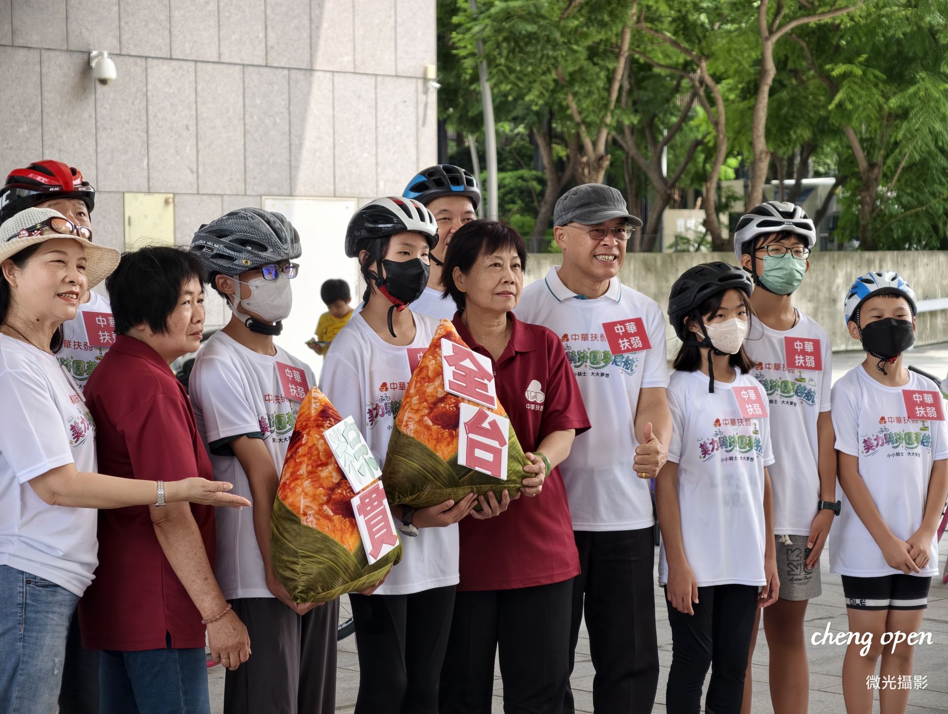 志工準備端午巨型粽，祝福中華民國扶弱成長協會小騎士單車環台順利