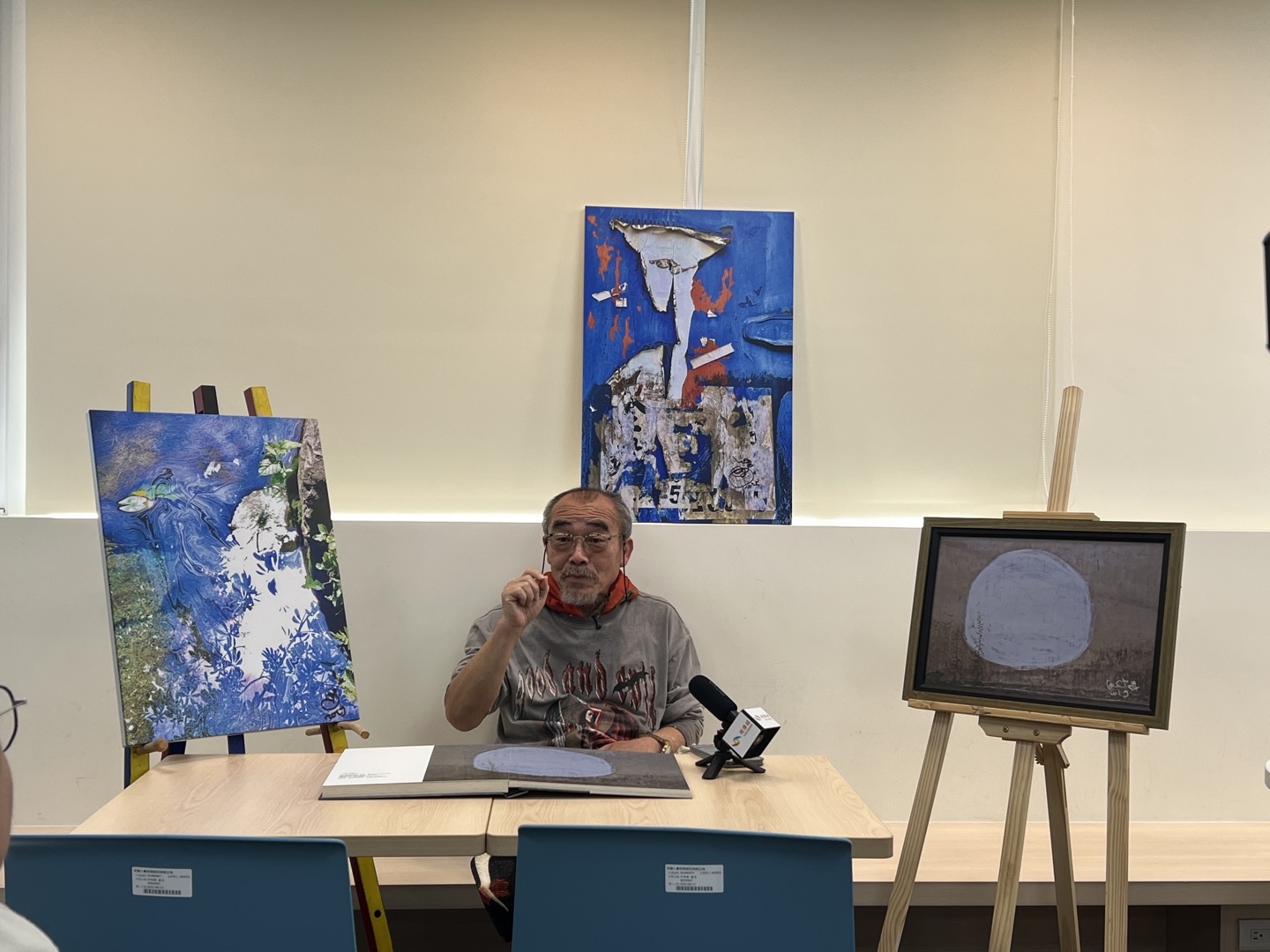 跨越世代的對話：一位是視覺受限的資深導演，一位是肢體受限的青年設計師，兩人在台中的午後，交換著關於生命缺憾的觀點。