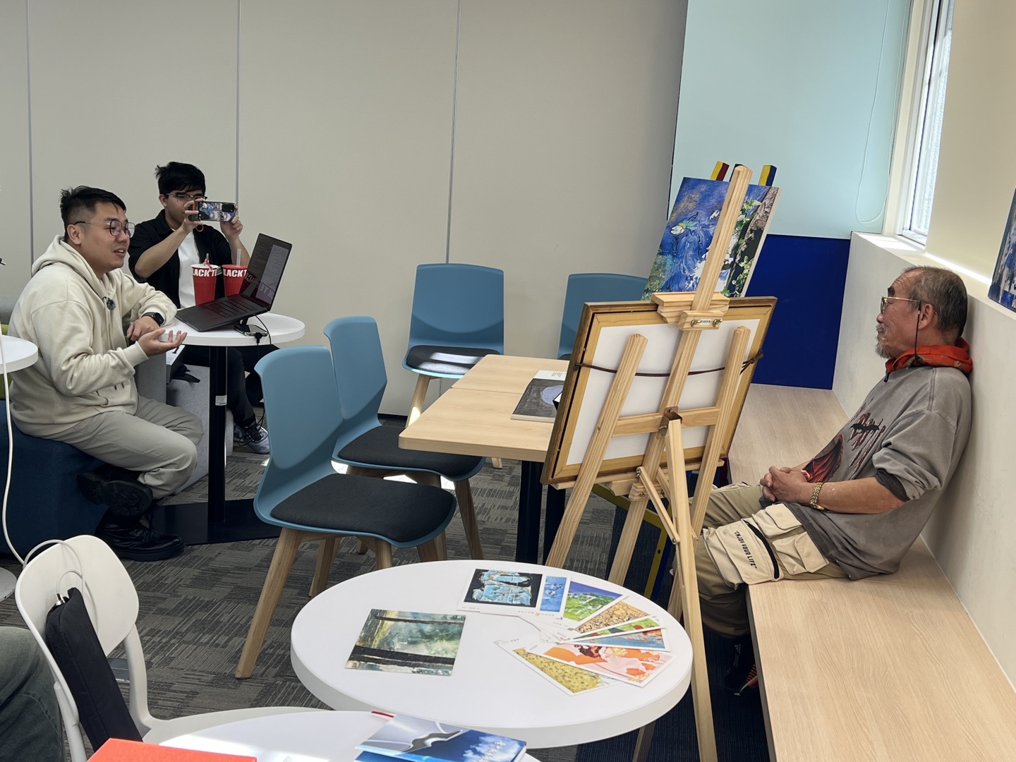 跨越世代的對話：一位是視覺受限的資深導演，一位是肢體受限的青年設計師，兩人在台中的午後，交換著關於生命缺憾的觀點。