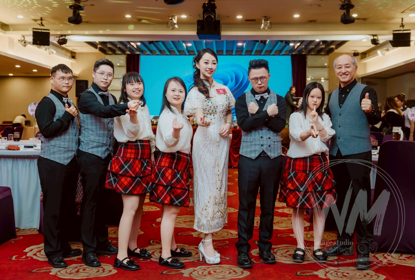 晚宴如同現代三合院，讓不同領域的資源在此交織與提攜，中間為薇萌西屯公益學習會（主辦代表：吳玟璇 會長） 與 唐寶寶大器樂團。