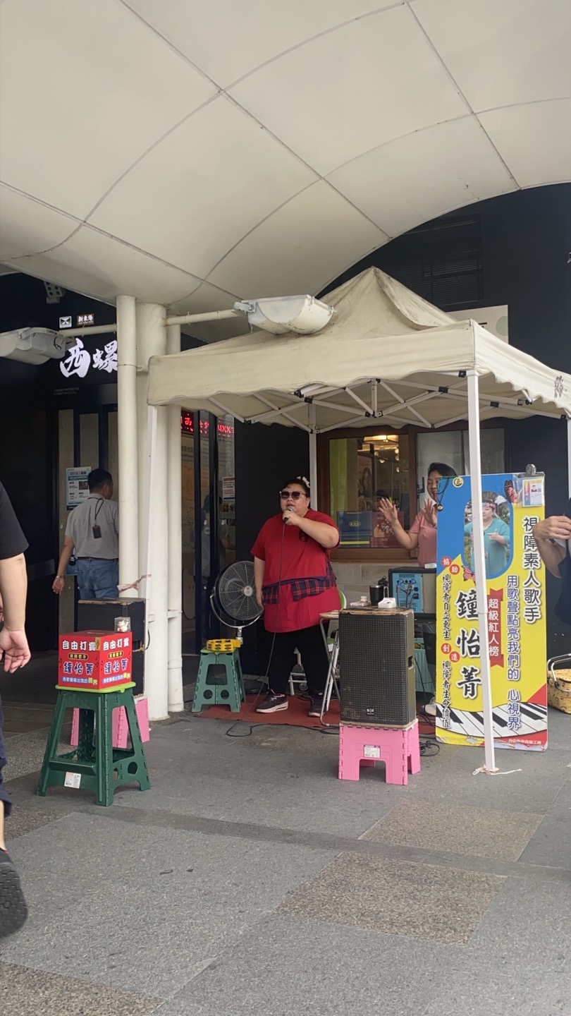 鐘怡菁在西螺休息站演出