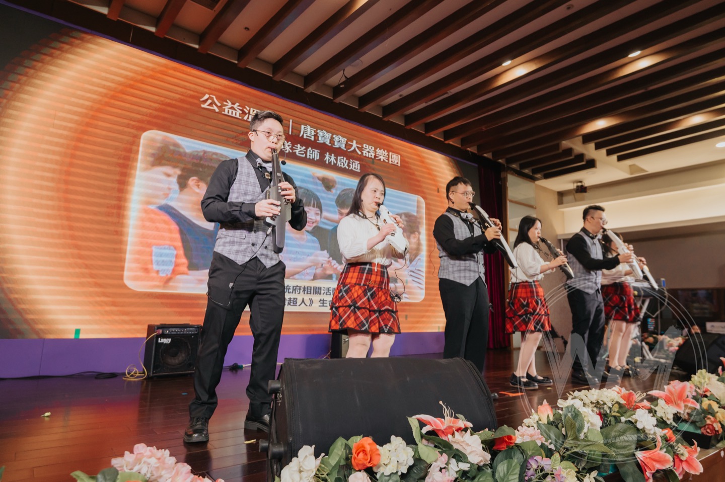 唐寶寶大器樂團在林啟通老師引導下,用純真且富有生命力的樂音連結世界