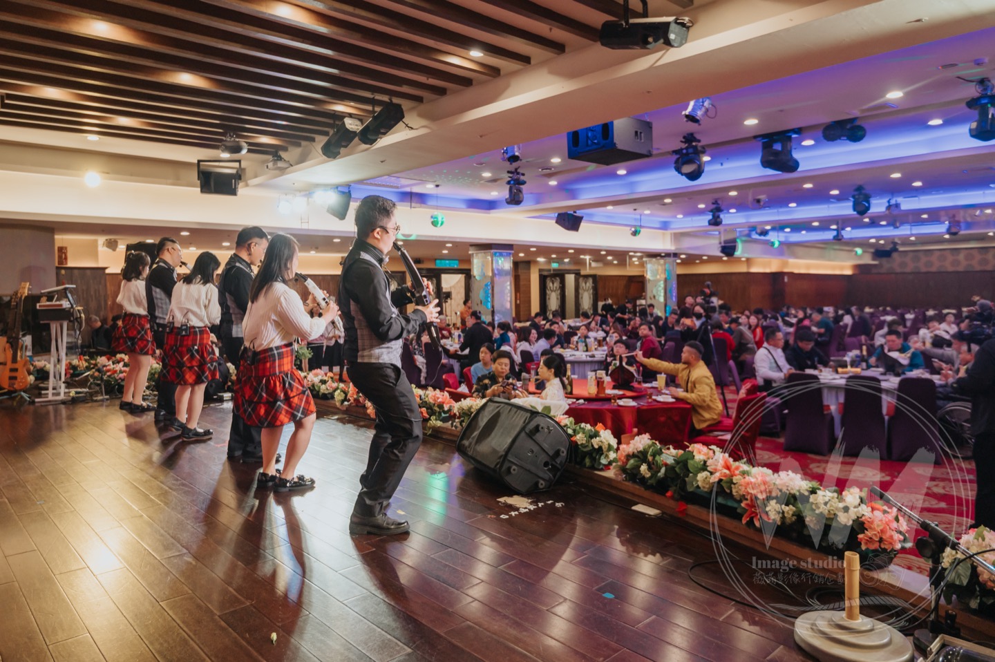 唐寶寶大器樂團在林啟通老師引導下,用純真且富有生命力的樂音連結世界