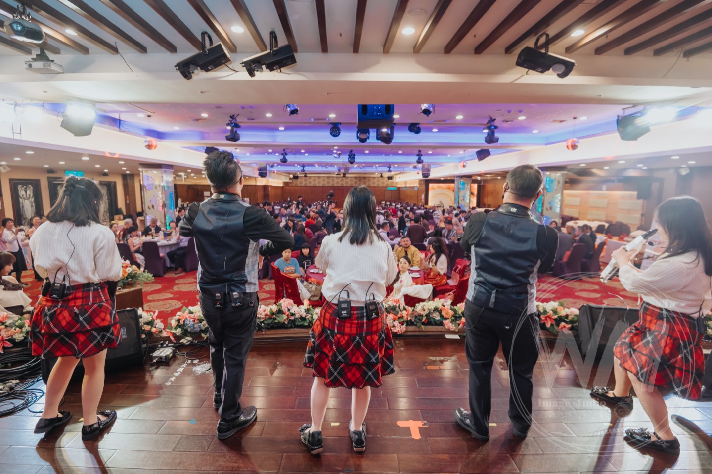 在地攤位的加入，讓善意透過實體對話傳遞，圖中為唐寶寶大器樂團成員。